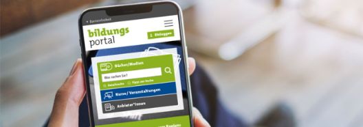 Blick auf ein Smartphone mit darauf geladener Website des Bildungsportals Aachen