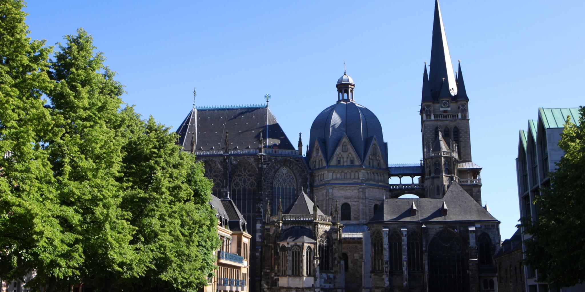 Außenansicht des Aachener Doms (vom Rathaus aus gesehen)