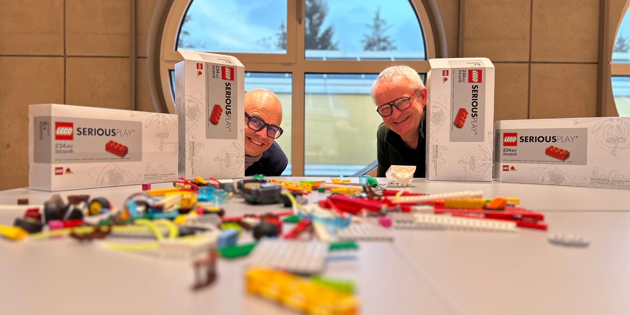 Zwei Männer arbeiten mit Legosteinen nach der Methode LEGO SERIOUS PLAY