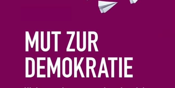 Ausschnitt eines Buchtitels: 'Mut zur Demokratie. Nicht zuschauen, sondern handeln'
