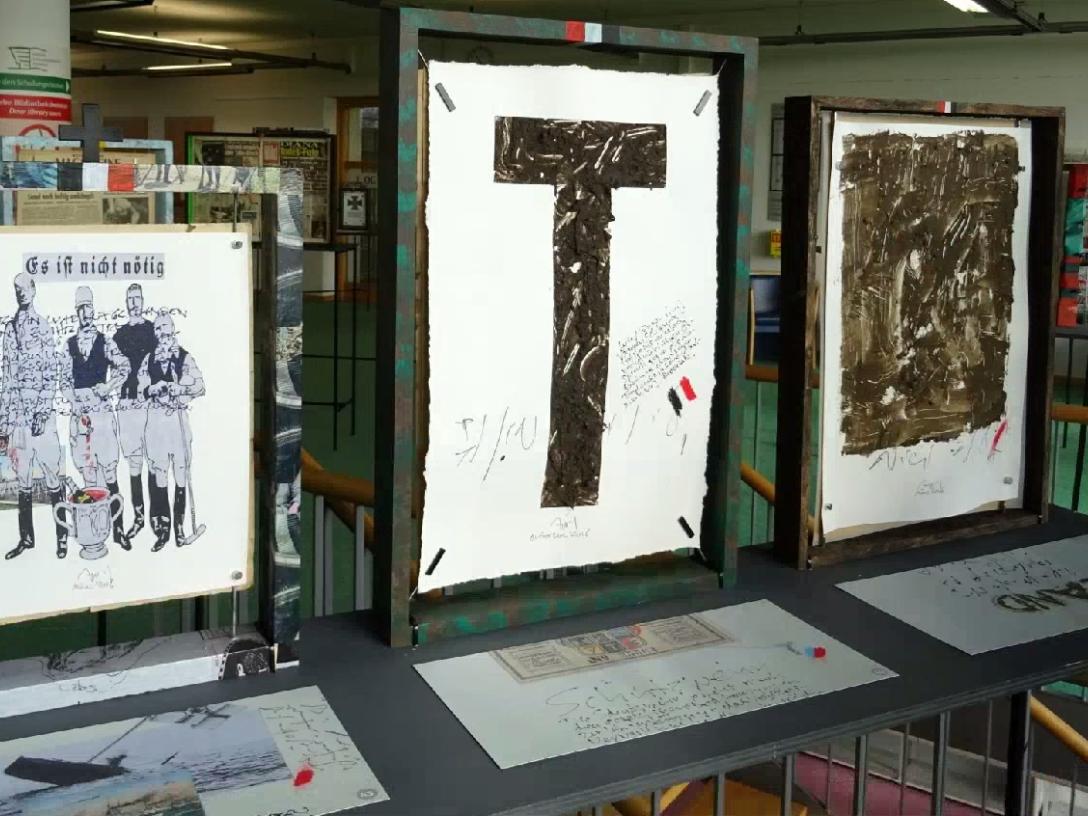 Kunstobjekte mit Text aus alten Zeitungen