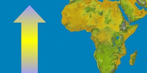 Landkarte von Afrika, links daneben weist ein Pfeil nach oben.