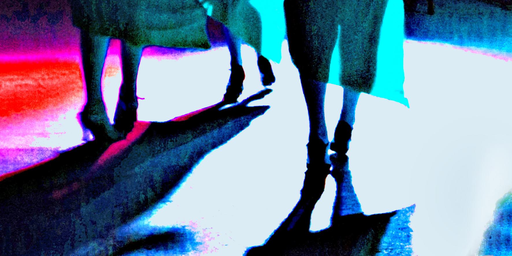 Drei Frauen, in festlicher Kleidung unterwegs, man sieht nur die Röcke und Beine von hinten.