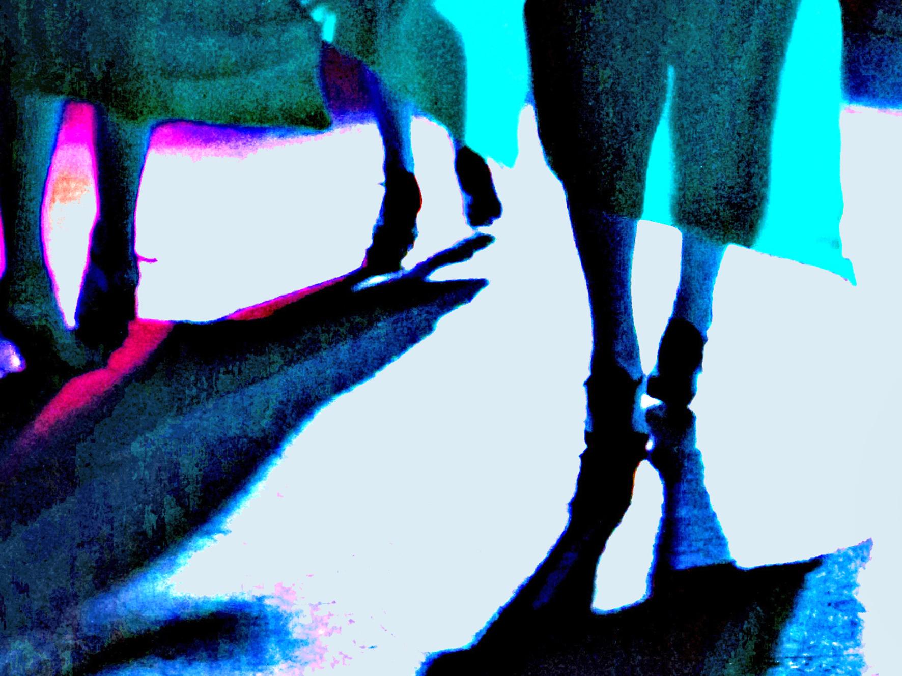 Drei Frauen, in festlicher Kleidung unterwegs, man sieht nur die Röcke und Beine von hinten.