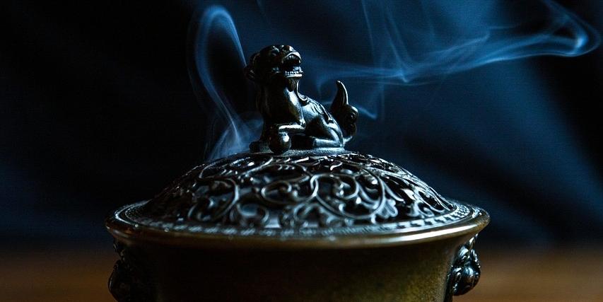 Ein Weihrauchgefäß, von Rauch umgeben.