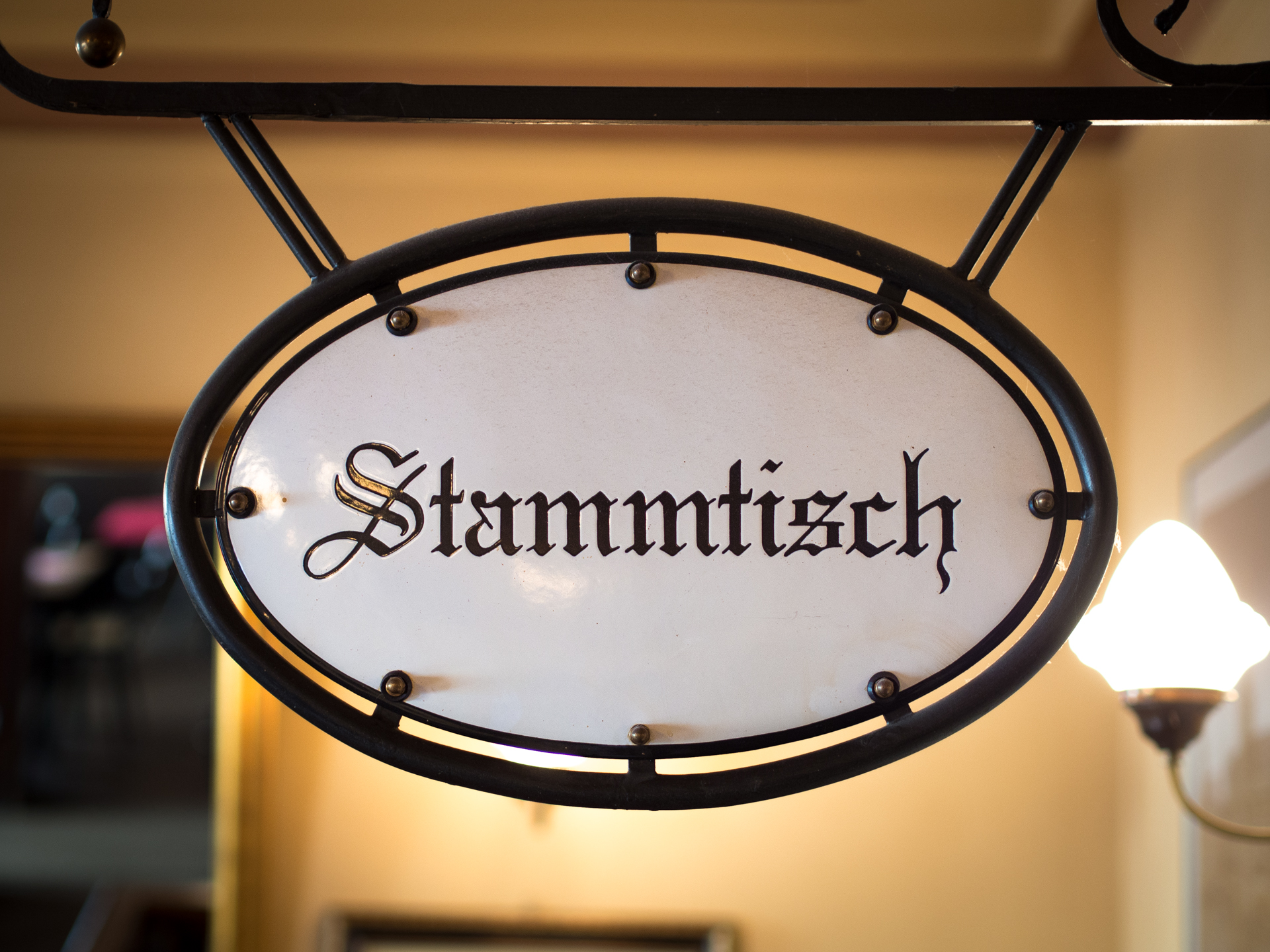 Stammtischschild in einer bayerischen Kneipe.