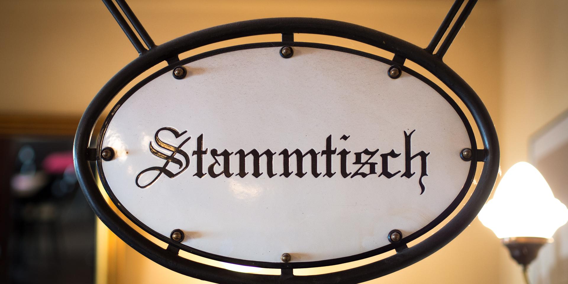 Stammtischschild in einer bayerischen Kneipe.