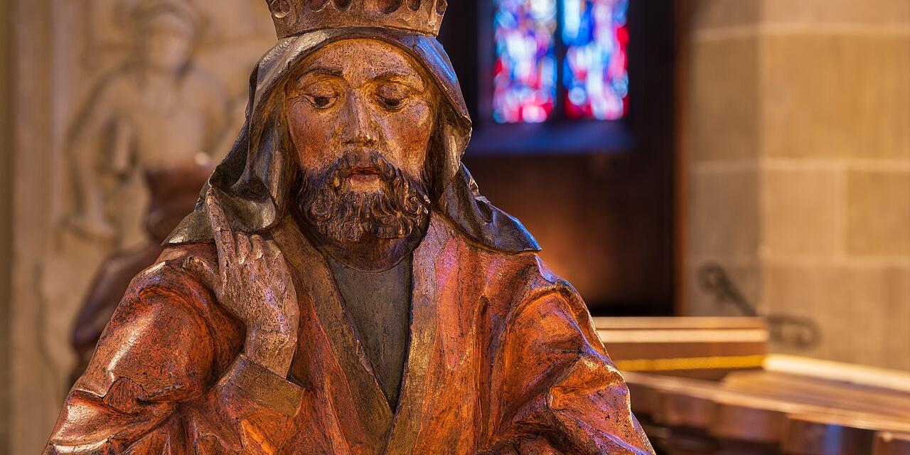Holzgeschnitzte Büste von König David am Chorgestühl der Stiftskirche St. Georg in Tübingen. Das Chorgestühl wird auf 1491 datiert.