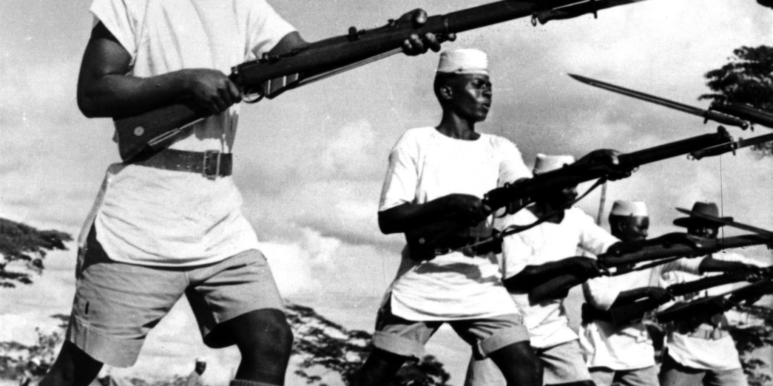 Afrikanische Kolonial­soldaten der britischen Streitkräfte beim Training.
