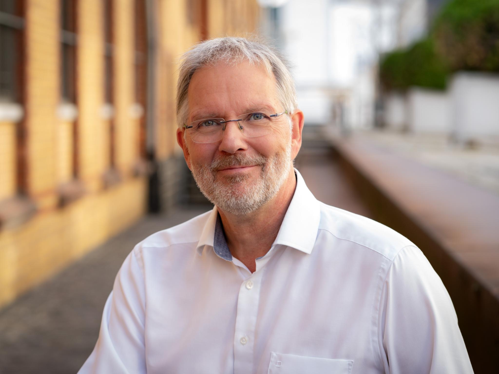 Porträt eines Mannes, es zeigt den Journalisten Arnd Henze