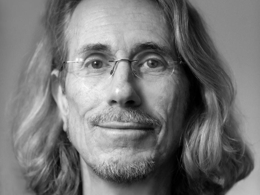 Porträt eines Mannes, es zeigt den israelischen Autor Igal Avidan.