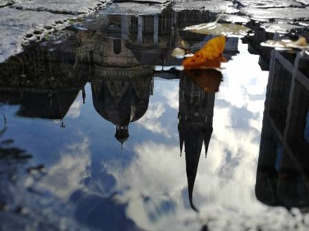 Aachener Dom, auf dem Kopf gespiegelt in einer Wasserpfütze