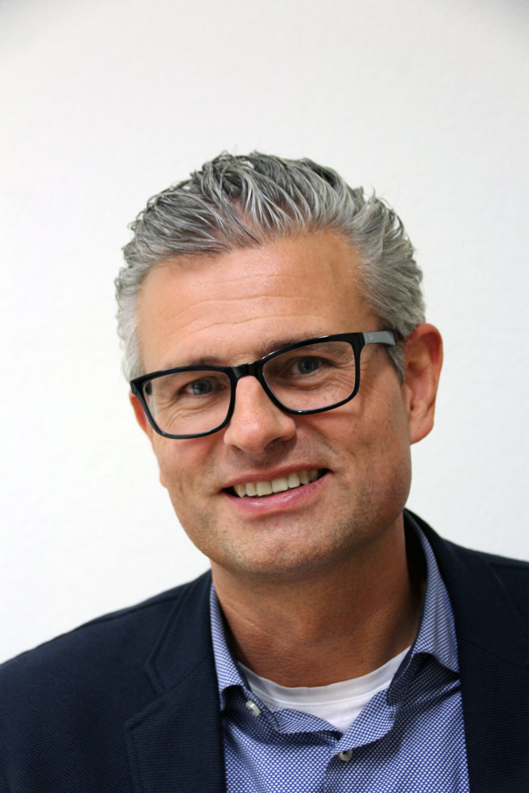 Porträt eines Mannes, es zeigt den Theologieprofessor und Krimiautor Gregor Maria Hoff.