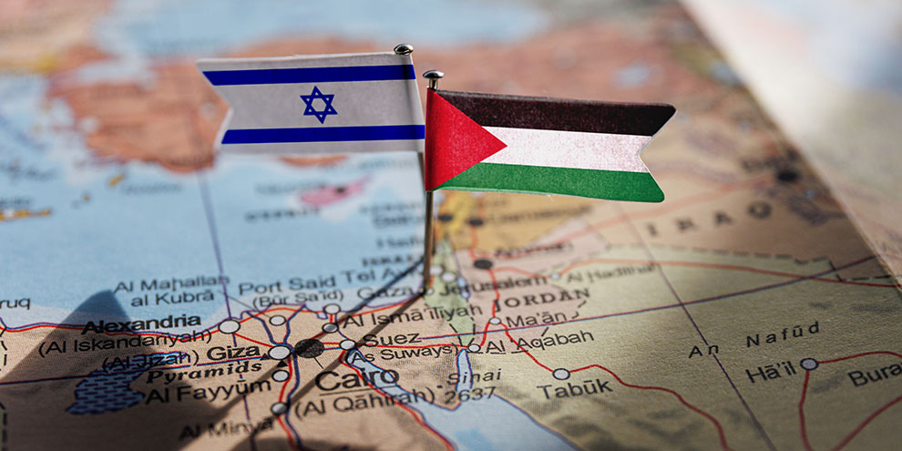 Links die Flagge von Israel, rechts von Palästina, auf einer Landkarte.