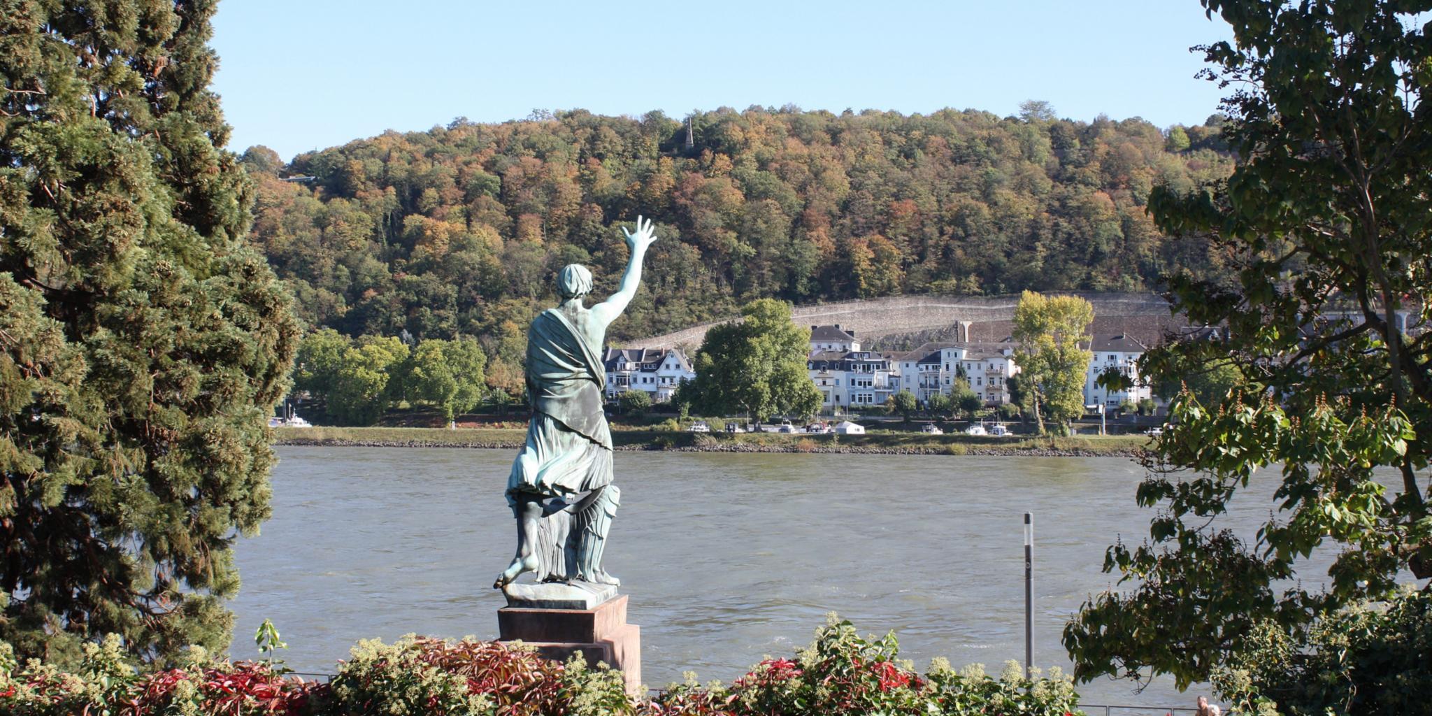 Statue eines Mannes (Joseph Görres) aus Bronze, von hinten betrachtet, die Statue steht mit dem Gesicht zum Rhein