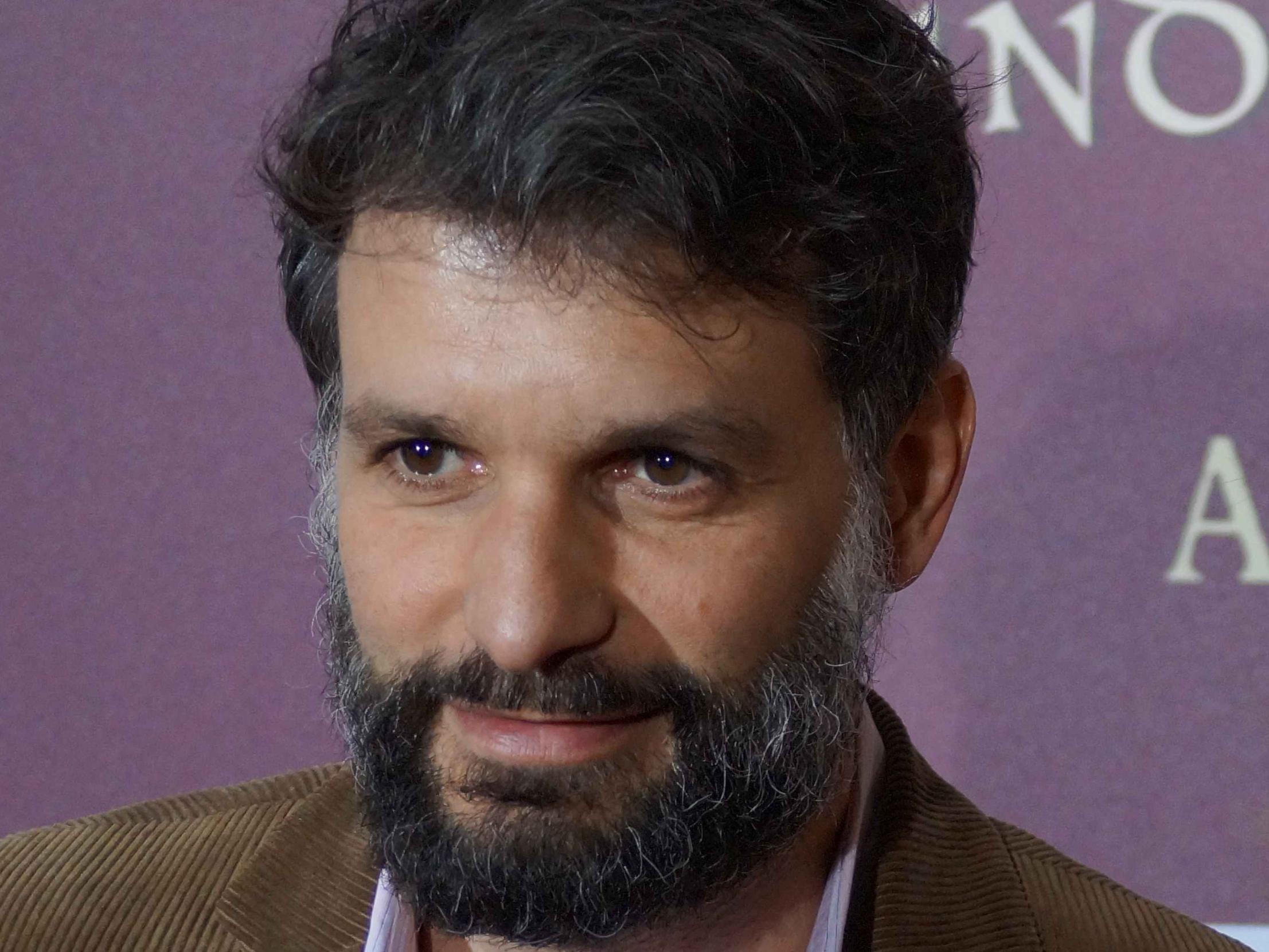 Porträt eines Mannes, es zeigt den Schauspieler Luca Zamperoni mit Bart.