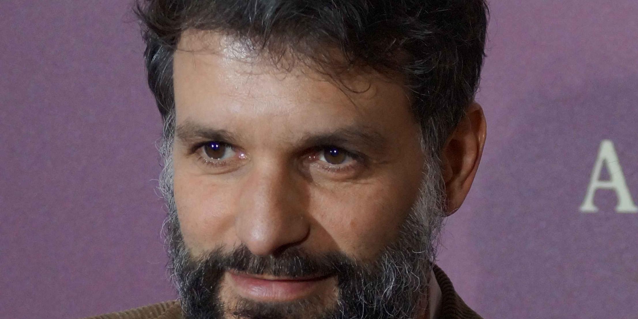 Porträt eines Mannes, es zeigt den Schauspieler Luca Zamperoni mit Bart.