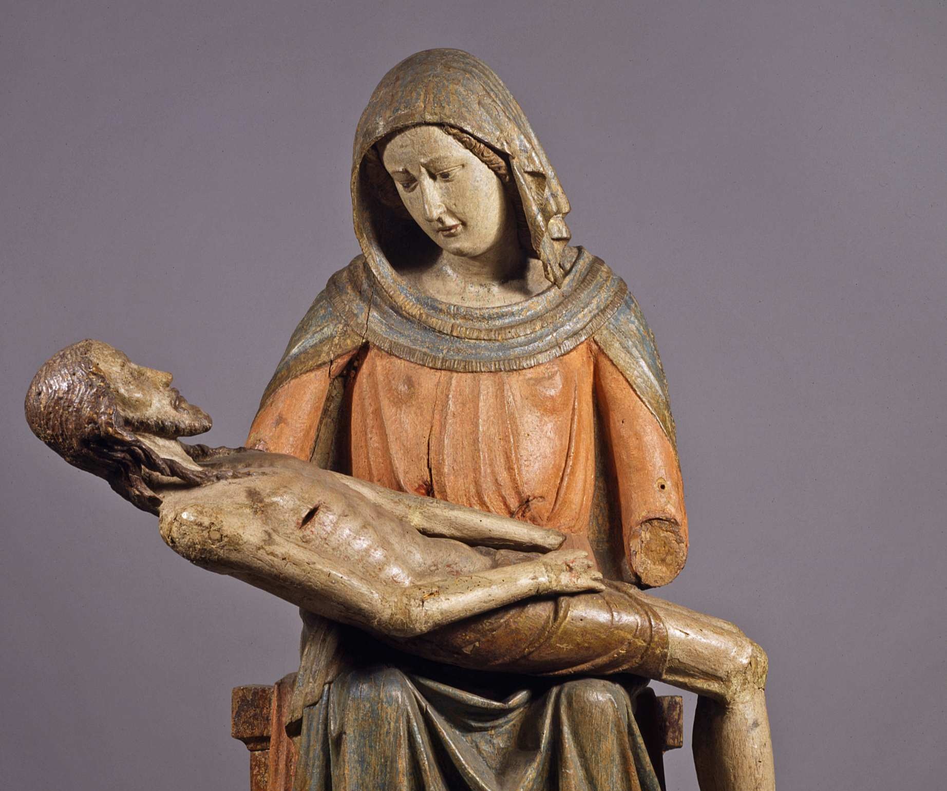 Pietà-Darstellung: Maria hält ihren toten Sohn Jesus auf dem Schoß. Holzschnitzerei.