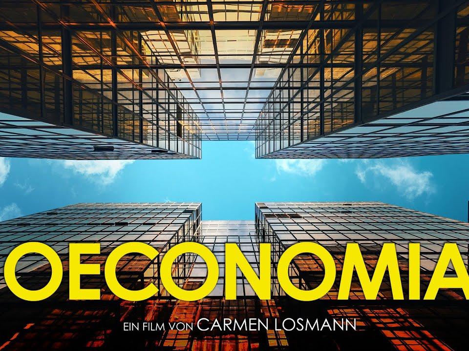 Plakat zum Dokumentarfilm 'OECONOMIA', Blick von unten in den Himmel an den Fassaden hoher Bankgebäude entlang.