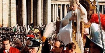 Papst Paul VI. während der Abschlussliturgie des Zweiten Vatikanischen Konzils am 8. Dezember 1965 auf dem Petersplatz im Vatikan auf der „sedia gestatoria“.