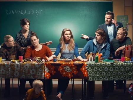Filmplakat der dänischen Serie 'Rita', die Hauptperson in der Mitte, die Personen wie bei da Vincis Abendmahlsbild angeordnet.