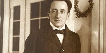 Porträt eines Mannes neben einem Lorbeerkranz: Leo Blech (1871-1958), Komponist und Dirigent, bei seinem Einzug in die Berliner Wohnung.