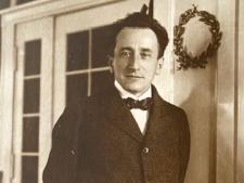 Porträt eines Mannes neben einem Lorbeerkranz: Leo Blech (1871-1958), Komponist und Dirigent, bei seinem Einzug in die Berliner Wohnung.