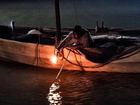 Szene aus Staffel 1 der Serie 'The Chosen': Simon fischt in der Nacht