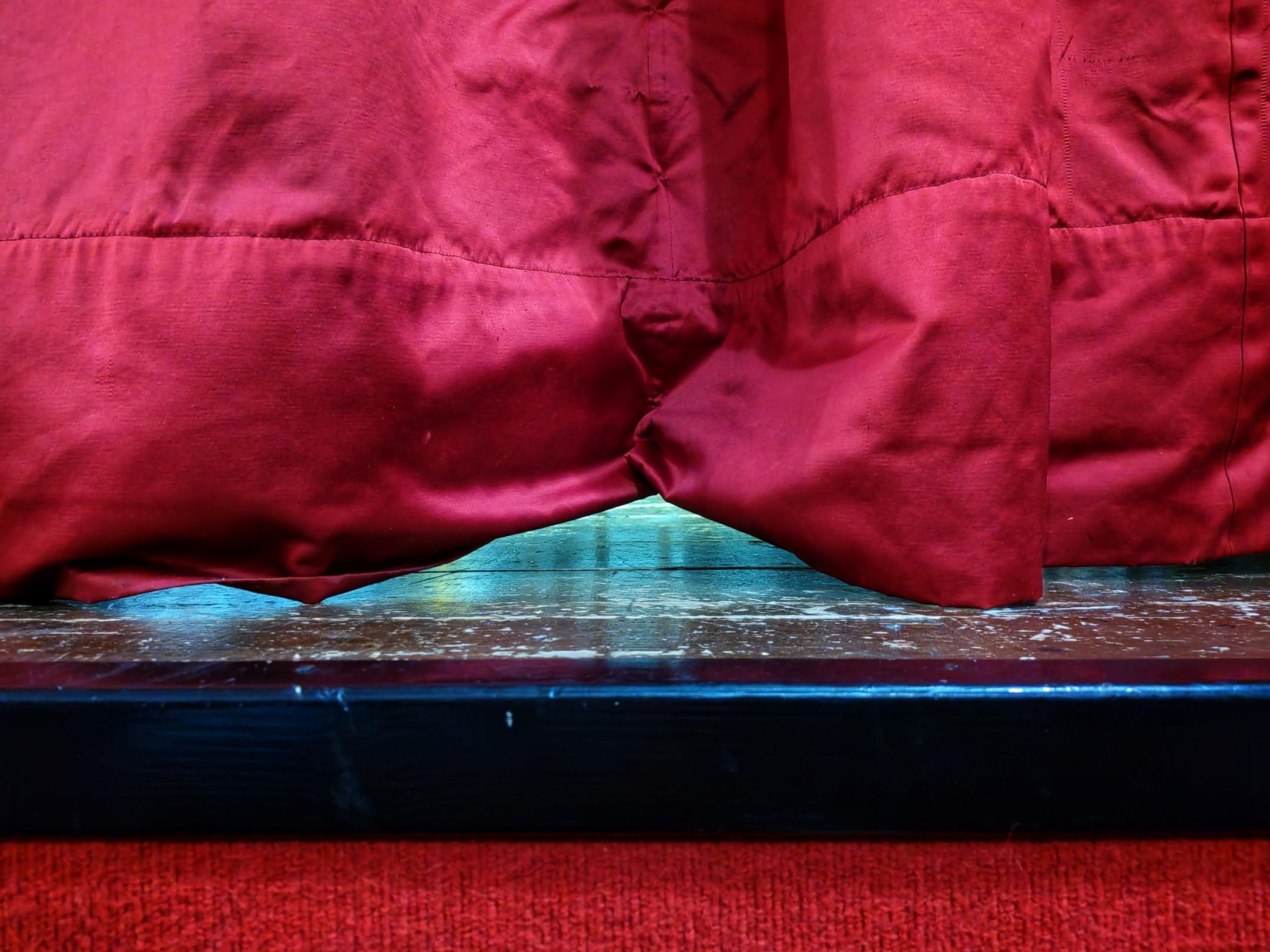 Detail eines Bühnenvorhangs und des Randes einer Theaterbühne