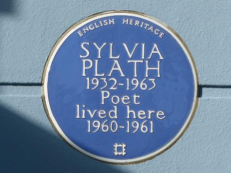 Plakette mit der Inschrift 'Sylvia Plath (1932-1963), Dichterin, lebte hier 1960-1961', angebracht an einem Haus in Camden