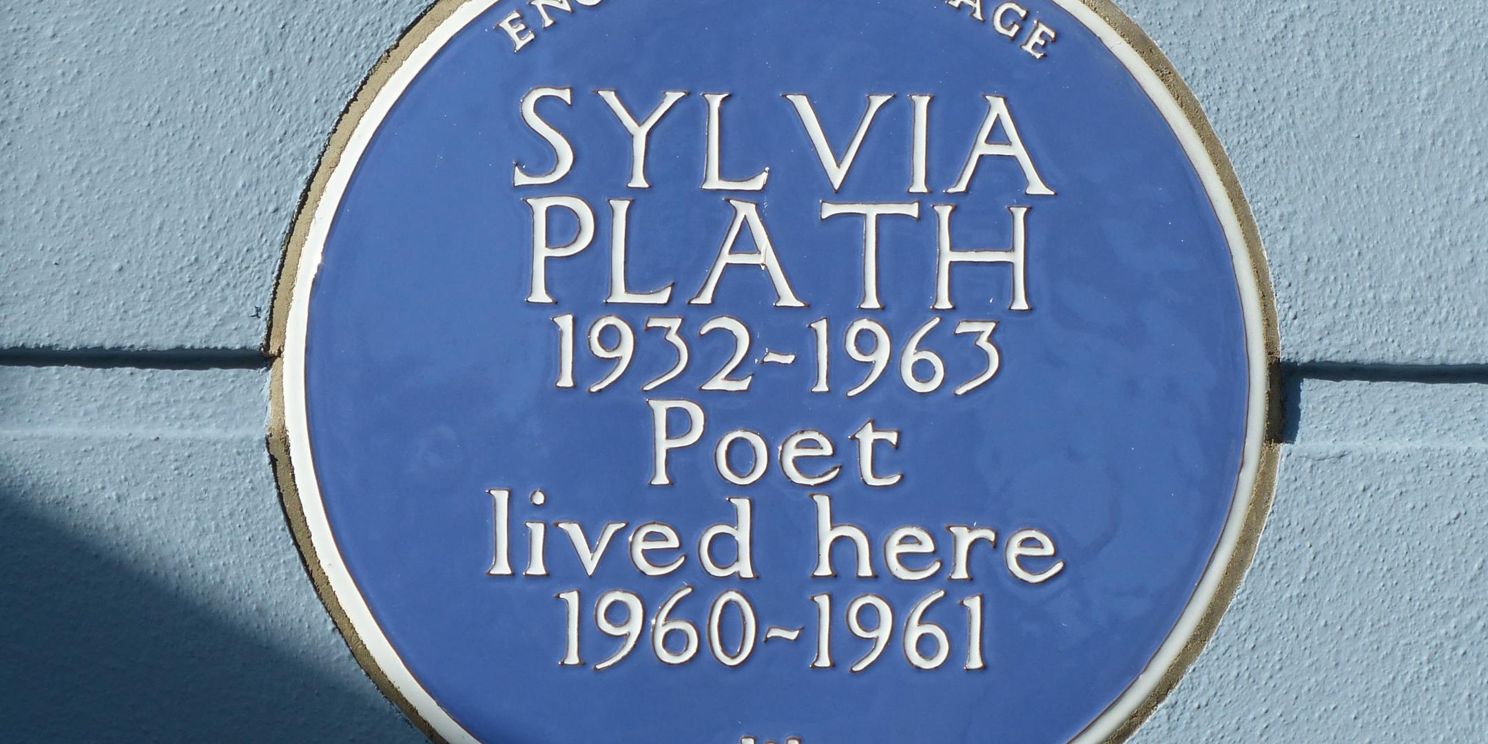 Plakette mit der Inschrift 'Sylvia Plath (1932-1963), Dichterin, lebte hier 1960-1961', angebracht an einem Haus in Camden
