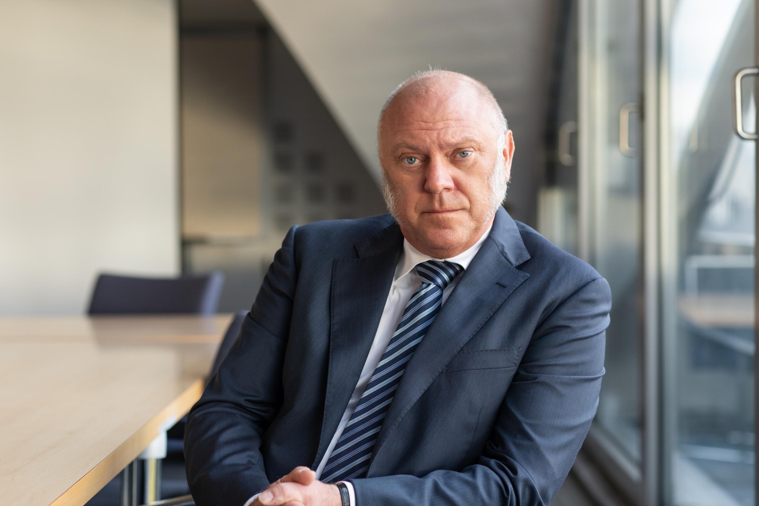 Porträt eines Mannes, es zeigt den langjährigen ehemaligen Hauptgeschäftsführer des Paritätischen Wohlfahrtsverbandes, Ulrich Schneider