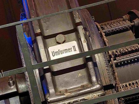 Maschine mit der Aufschrift 'Umformer II'