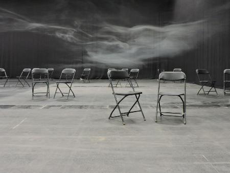 Raum mit jeweils zwei zusammenstehenden Stühlen