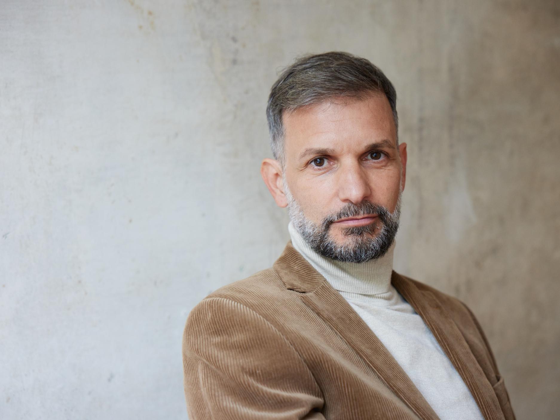 Porträt eines Mannes, es zeigt den Schauspieler Luca Zamperoni (mit Bart).