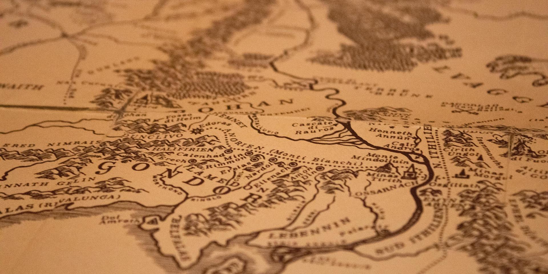 Eine Landkarte des Gebiets 'Mittelerde' aus dem Roman 'Herr der Ringe' von J. R. R. Tolkien.