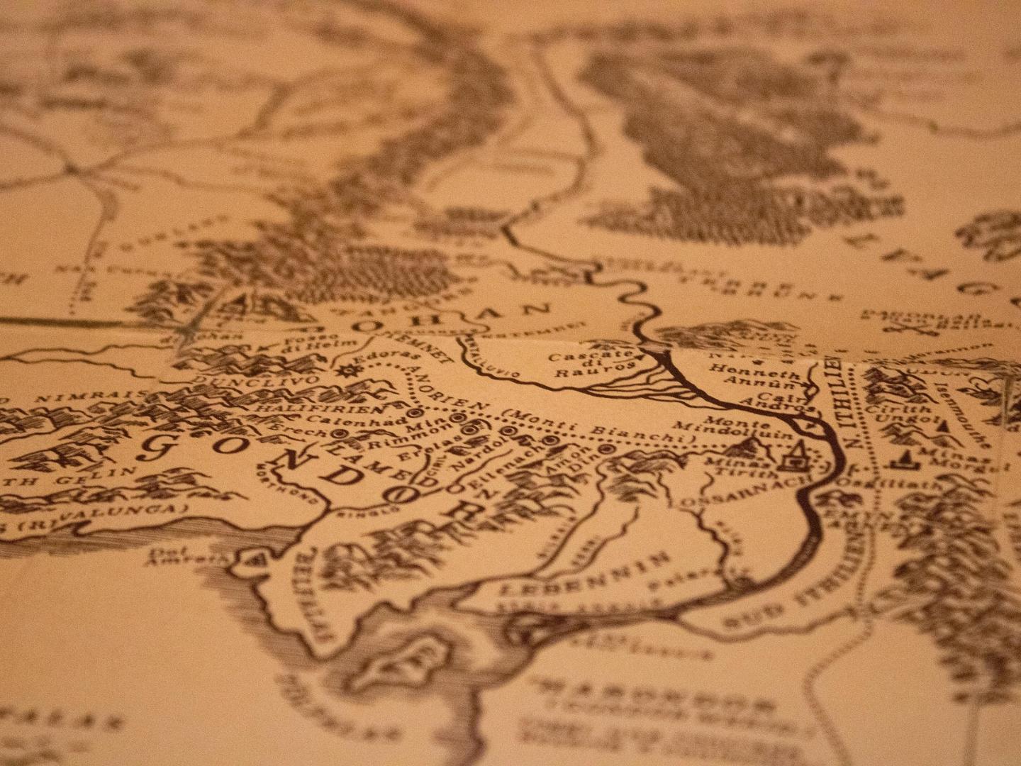 Eine Landkarte des Gebiets 'Mittelerde' aus dem Roman 'Herr der Ringe' von J. R. R. Tolkien.