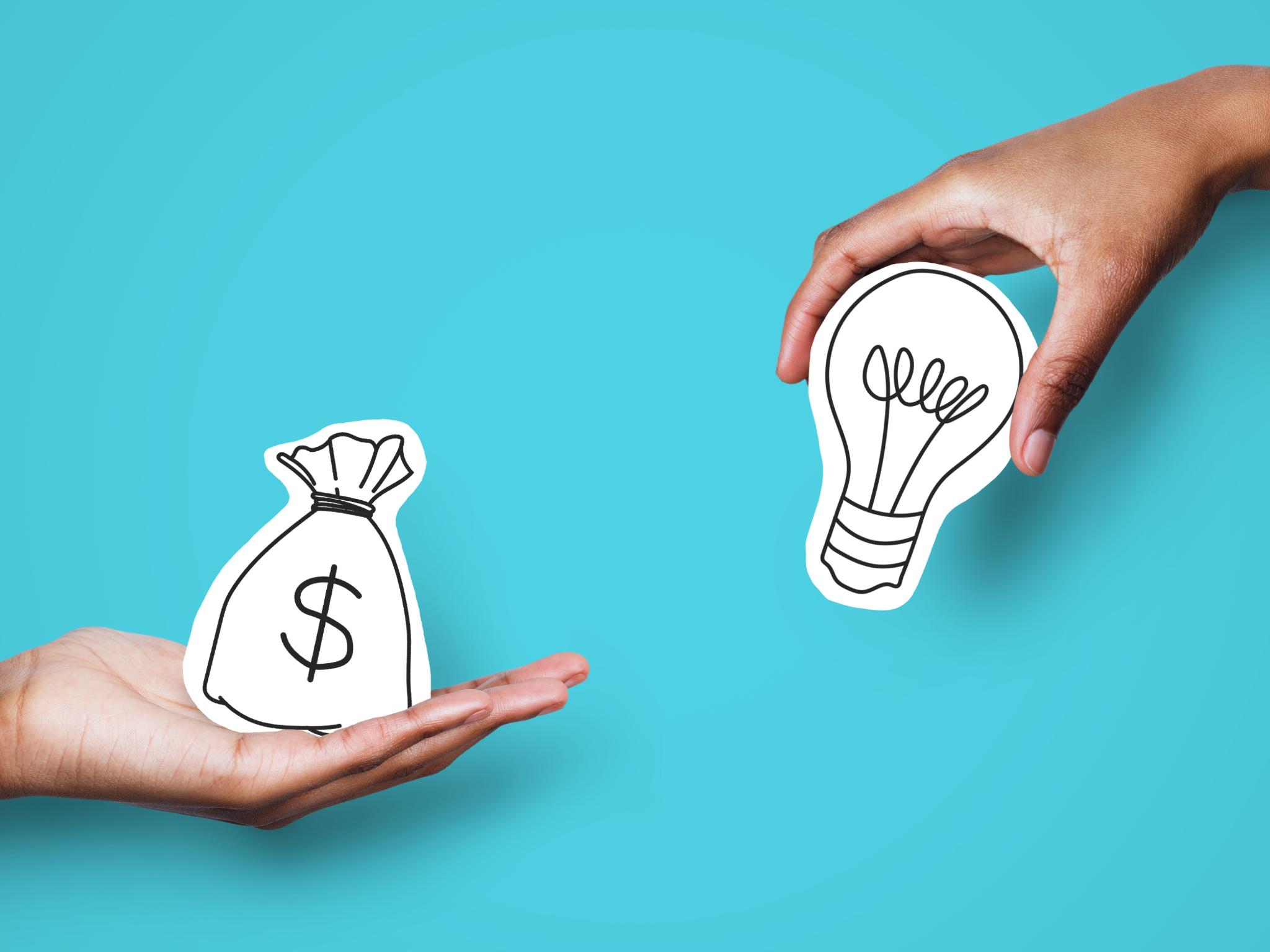 Zwei Hände halten einander etwas hin, die eine einen gezeichneten Sack mit Geld, die andere eine Glühbirne.