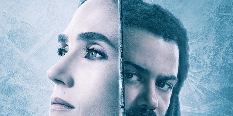 Plakat für die Serie 'Snowpiercer', eisiger Hintergrund, geteiltes Motiv, links schaut eine Frau nach links aus dem Bild, rechts ein Mann